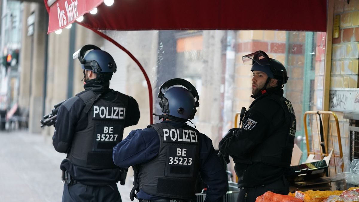Chaos v Berlíně. Údajná loupež se střelbou se nestala, tvrdí policie